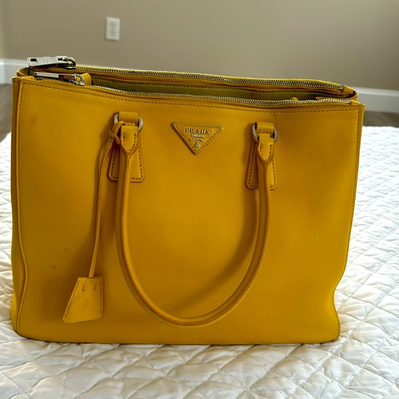 Prada Borsa a Mano Color:  Sole Material: City Calf.  Size: 13”x10”x 6” - Picture 1 of 8